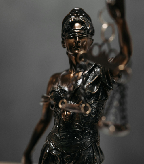 Estátua da deusa da justiça representando os princípios da advocacia trabalhista e defesa dos direitos no direito do trabalho.