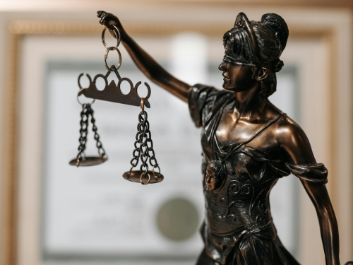 Símbolo da justiça em destaque, representando a atuação da advocacia trabalhista na defesa dos direitos do trabalhador.