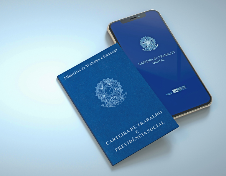 Carteira de trabalho física e digital, documento essencial para solicitar auxílio-doença e benefícios do INSS.