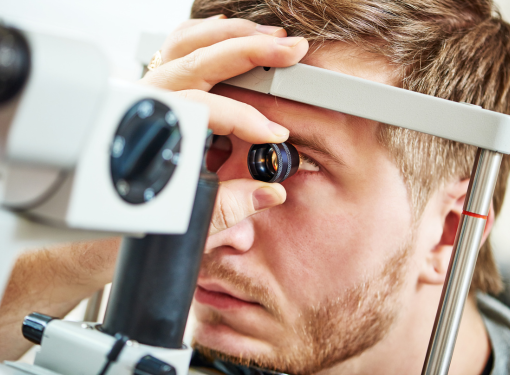 Homem fazendo exame oftalmológico detalhado, essencial para comprovar visão monocular e solicitar aposentadoria ou LOAS.