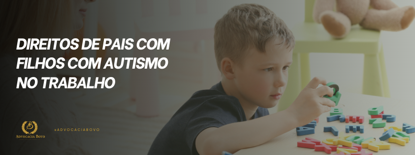 Criança autista brincando com blocos coloridos, ao lado do texto Direitos de pais com filhos com autismo no trabalho – Advocacia Bovo.