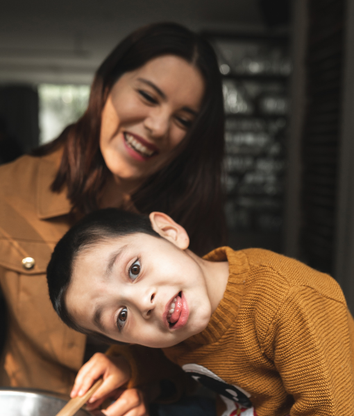 Fonoaudióloga realizando sessão com criança com autismo, mostrando a importância do acompanhamento profissional para garantir o acesso ao BPC LOAS.