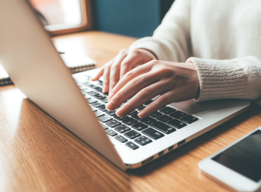 Pessoa utilizando computador para solicitar o LOAS online, facilitando o processo de solicitação de benefícios assistenciais.