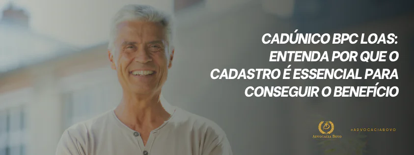 Idoso sorrindo em ambiente externo, representando beneficiário do BPC LOAS com o CadÚnico em dia.