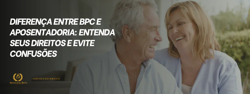 Casal de idosos sorrindo em ambiente externo, representando beneficiários do BPC LOAS em momento de tranquilidade.