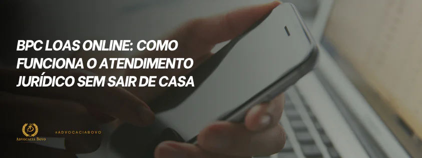 Pessoa utilizando o celular para solicitar o BPC LOAS online, representando atendimento jurídico remoto.
