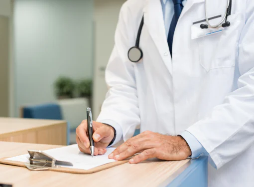 Médico assinando laudo, essencial para comprovar a condição de autismo e dar entrada no LOAS, garantindo o benefício assistencial.