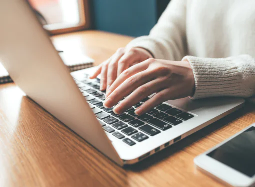 Pessoa utilizando computador para solicitar o LOAS online, facilitando o processo de solicitação de benefícios assistenciais.